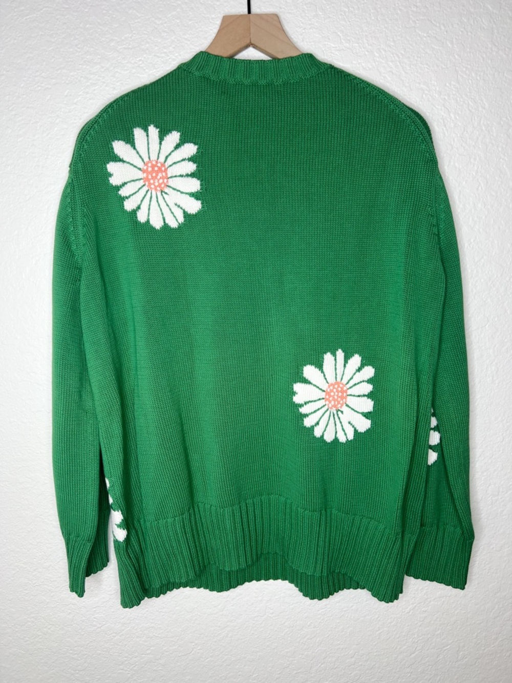 Tuckernuck Green Miss Daisy Sweater Crew Neck Floral size Medium NWT - Picture 2 of 6